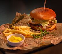 Бургер с сочной курицей и фри