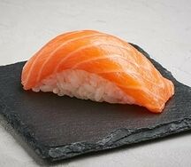 Суши с лососем