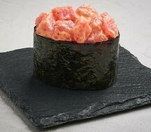 Острые суши с тунцом