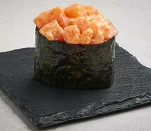 Острые суши с лососем