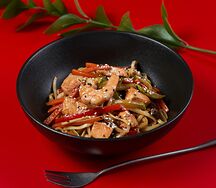 Вок с морепродуктами и овощами