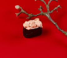 Гункан с лососем