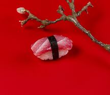 Суши с тунцом