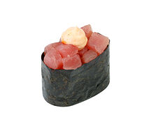 Острые суши с тунцом