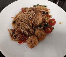 Вок с тигровыми креветками