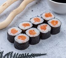 Классический ролл с лососем