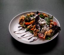 Салат со страчателлой и креветками
