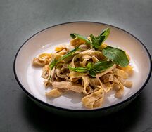 Паста с курицей в устрично-сливочном соусе