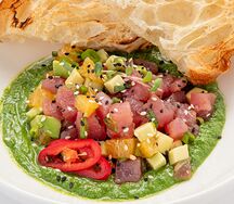 Тартар из тунца с авокадо, апельсином и кунжутно-сливочным соусом