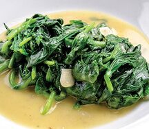 Горячий шпинат с каплей чеснока и ложкой сливочного масла