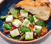 Салат с печеным болгарским перцем и сыром фета