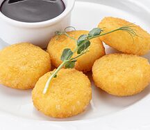 Жареный сыр Моцарелла с ягодным соусом