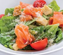 Салат Цезарь с лососем