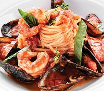 Лингвини с морепродуктами в томатном соусе