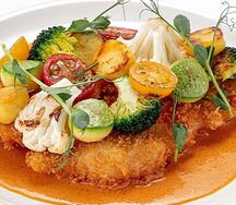 Шницель из куриного филе с овощами и перечным соусом