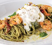 Спагетти с креветками и сыром страчателла