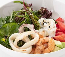 Салат с морепродуктами, свежей зеленью, авокадо и сыром страчателла 