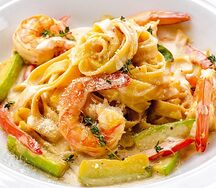 Феттуччине с креветками и овощами