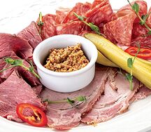 Тарелка с копченостями