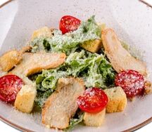 Салат Цезарь с куриным филе