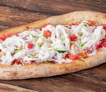 Фокачча с сыром страчателла и томатами 