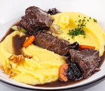 Томлёные телячьи щечки с картофельным кремом