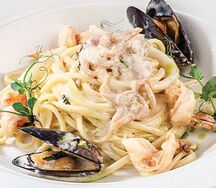 Лингвини с морепродуктами в сливочном соусе