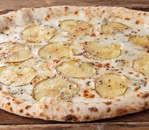 Пицца с грушей и сыром горгонзола