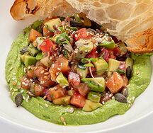 Тартар из лосося с авокадо, овощами и сырно-яблочным соусом