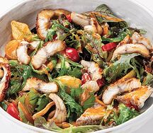 Салат с угрем и овощами с соусом Манго