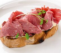 Брускетта с говядиной смокер