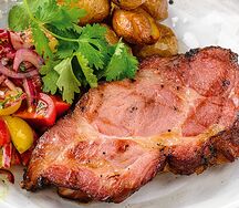 Смокер-стейк из свинины с печеным картофелем