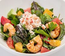 Салат с теплым крабом, авокадо и пряным апельсином 