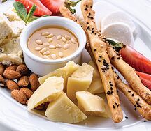 Тарелка с сыром