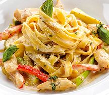 Феттуччине с курицей и овощами