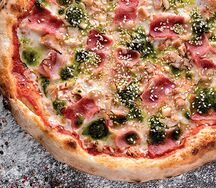 Пицца с беконом и куриным филе 