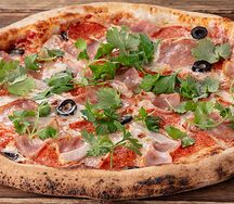 Пицца с курицей, пепперони и беконом