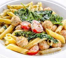 Пенне с митболами индейки и битым шпинатом