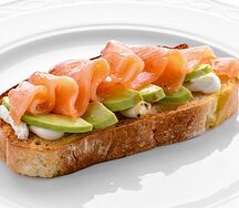 Брускетта с лососем и авокадо