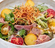 Салат с томленым телячьим языком и соусом Вителло-тоннато