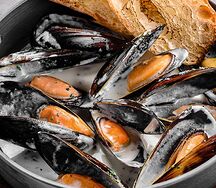 Ассорти морепродуктов в сливочном соусе 