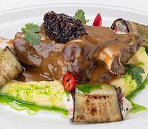 Томленая баранья голяшка с баклажанами