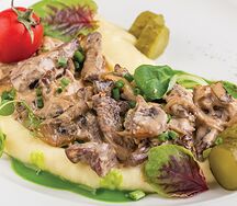 Бефстроганов с картофельным кремом и маринованными огурчиками