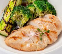 Куриное филе с овощами и соусом демиглас