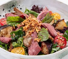 Салат с говядиной-смокер, хрустящими баклажанами и вешенками