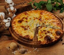 Мясной пирог, кавказские специи, зелень