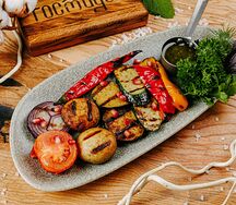 Овощи гриль с соусом Киндзмари