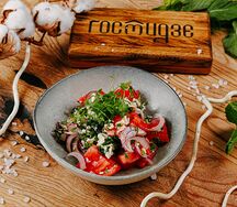 Томаты, ялтинский лук, овечий сыр