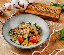 Свежие овощи, кахетинское масло, грецкий орех