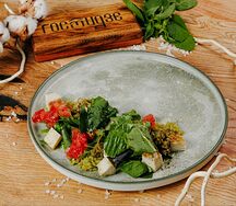 Зеленый салат с миндальной сметаной 